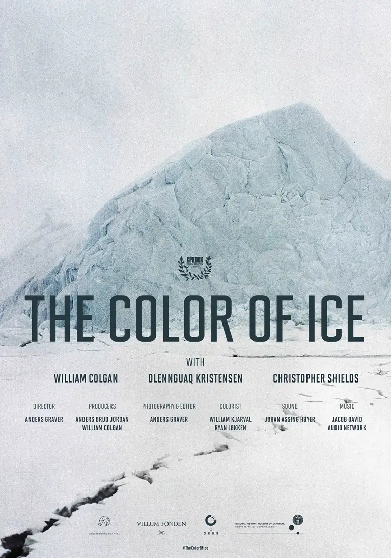 En plakat for filmen med teksten 'The Color of Ice' skrevet henover et billede af Indlandsisen og navne på medvirkende samt instruktør og producere.