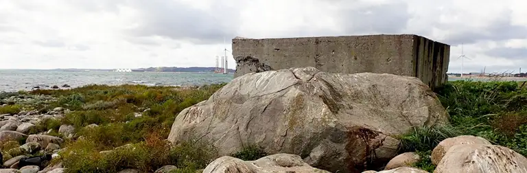 Kæmpesten Deget ved siden af resterne af elværket til Besættelsesmagtens krigsinstallationer