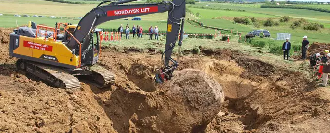 Hundborgstenen blev gravet fri i juni 2019
