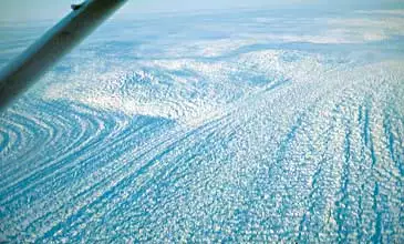 Bev&aelig;gelsen af is mod fjorden foreg&aring;r igennem en isstr&oslash;m som her ses fra luften.