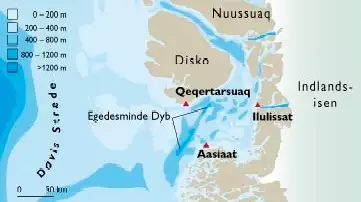 Vanddybder i Disko Bugt og Davis Str&aelig;det. Truget i Egedesminde Dyb mellem Qeqertarsuaq og Aasiaat markerer beliggenheden af en tidligere isstr&oslash;m, som var aktiv, da Indlandsisen strakte sig l&aelig;ngere mod vest end i dag.
