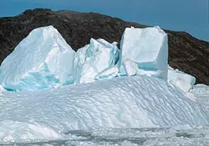 Luftbobler g&oslash;r gletscheris hvid. Isfjelde har ofte bl&aring; og gr&oslash;nne b&aring;nd, som er dannet af frosset smeltevand i tidligere gletscherspalter.