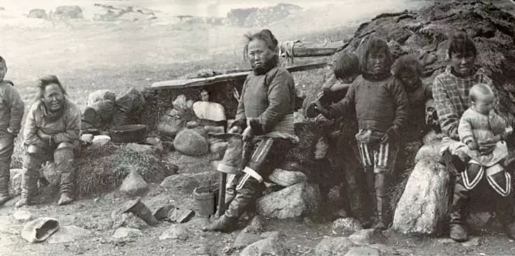 Inuit ved deres vinterhus. I forbindelse med etableringen af kolonierne efter 1721 blev det almindeligt, at inuit blev i deres vinterhuse &aring;ret rundt.