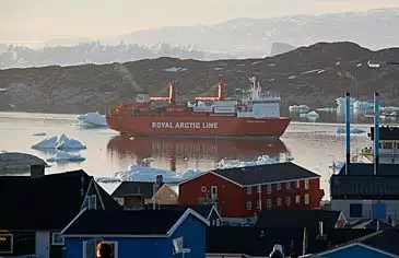 Containerskib med nye forsyninger p&aring; vej ind til Ilulissat havn.