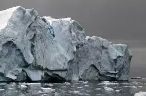 K&aelig;mpe isfjeld med store gletscherspalte